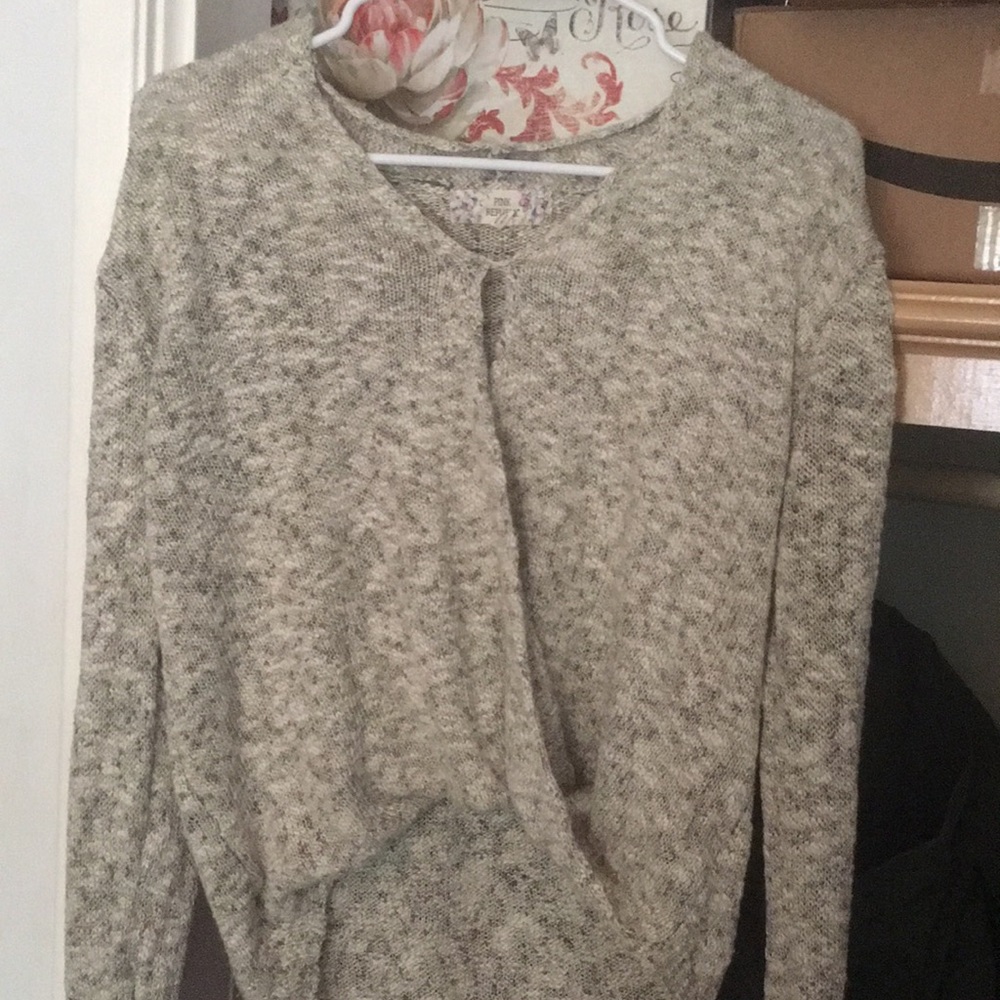 Gray sweater with open center